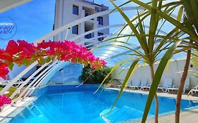 Enis Hotel С Минерален Басейн